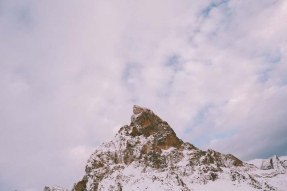 Заснеженная верхушка горы