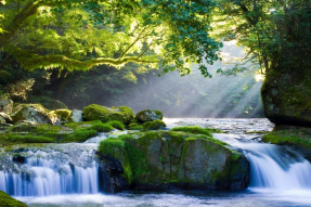 Водопад в лучах солнца