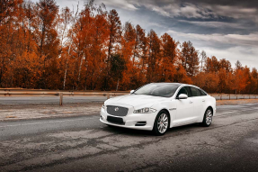 Машина на дороге