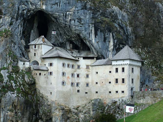 Замок в скале