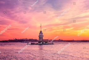 Маяк у заході сонця