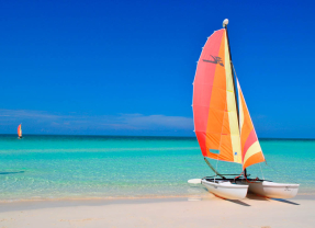 Парусник на море