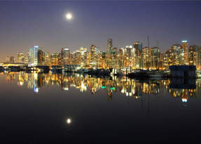 Набережна нічного міста