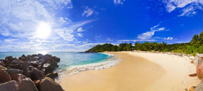 Береговая линия с камнями