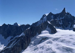 Снег в горах