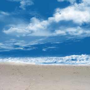 Песчаный пляж и облака