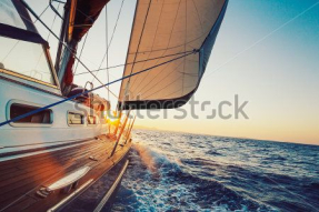 Парусник на закате