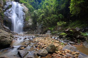 Водопад и камни
