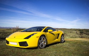 Желтый автомобиль