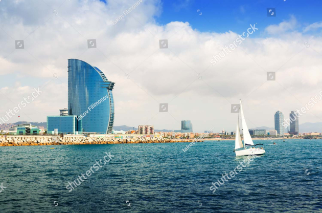 Парусник в море