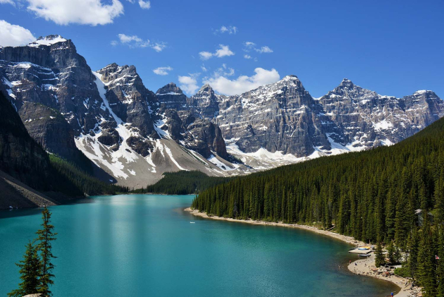 Озеро у подножья гор