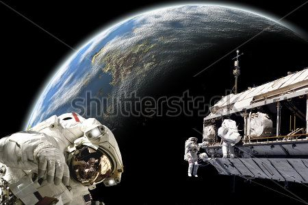 Космонавти