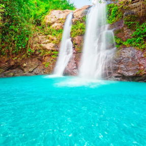 Водопад с бирюзовой водой