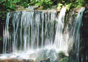 Широкий водопад с зеленью