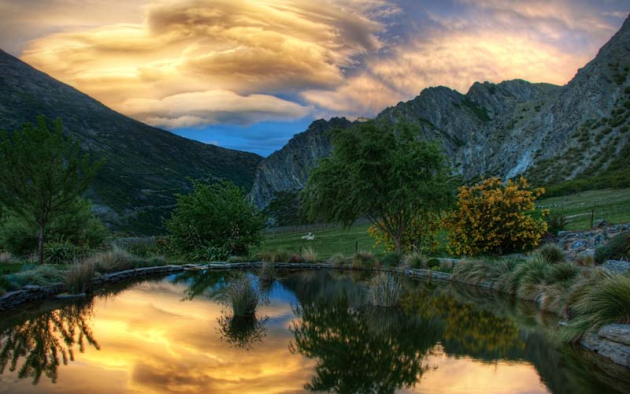 Зеленая лужайка в горах