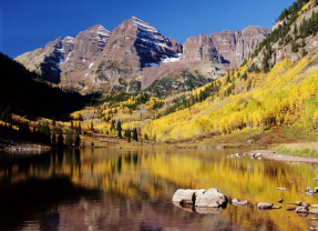 Горы с желтым лесом