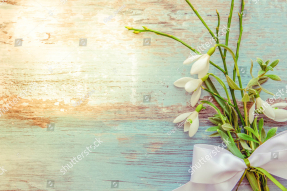 Подснежники на деревянном фоне