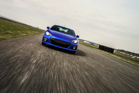 Синий авмтомобиль на дороге Синий авмтомобиль на дороге