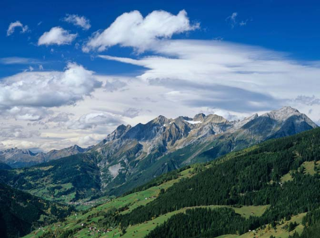 Зеленые горы в облаках