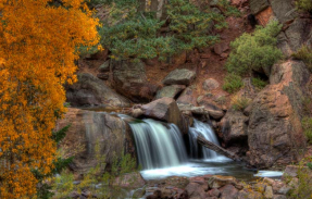 Водопад с красными листьями