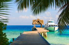 Мостик на море