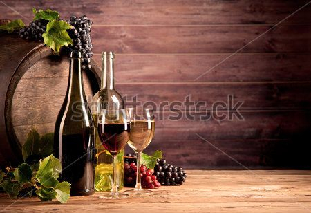 Бокал вина с виноградом