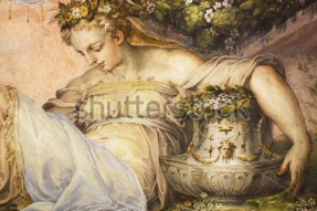 Девушка с вазой