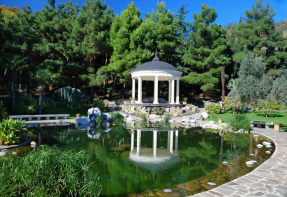 Альтанка в лесу