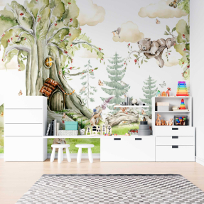 Зверята возле домика в лесу