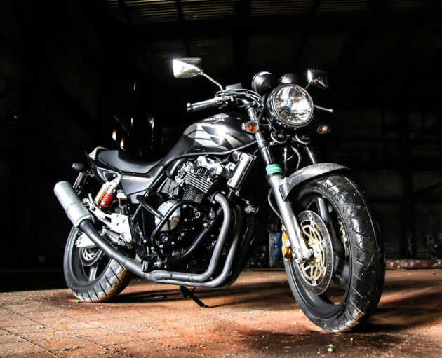 Чорний мотоцикл