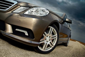 Угол машины с колесом