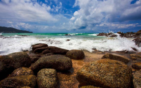 Каменный пляж