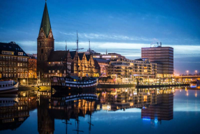 Набережная ночного города