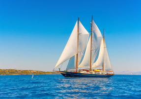 Яхта на воде