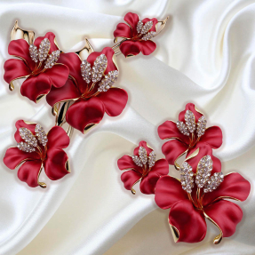Красные цветы с бриллиантами