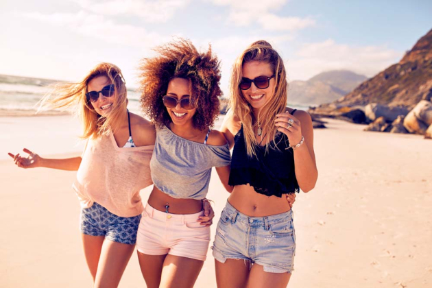 Три девушки на пляже
