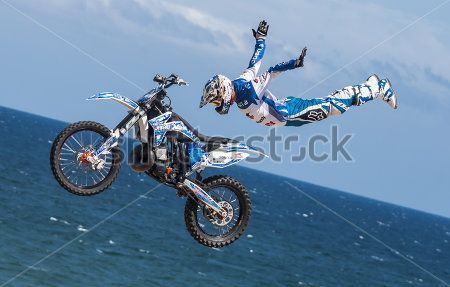 Прыжок на мотоцикле