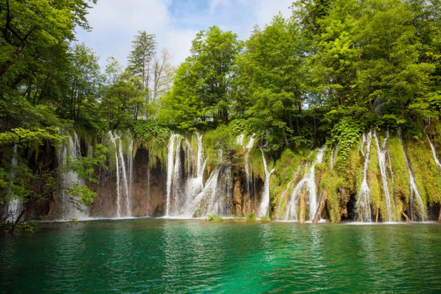 Водопады в зелени